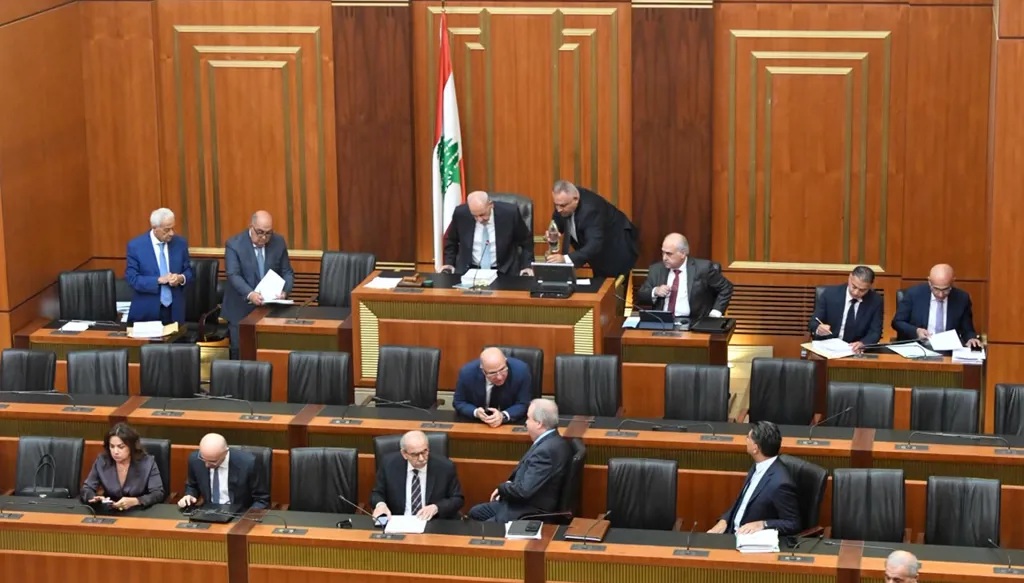 نواب التيار والحزب يزايدون وينسحبون...العفو العام يتلمّس الدخان الأبيض